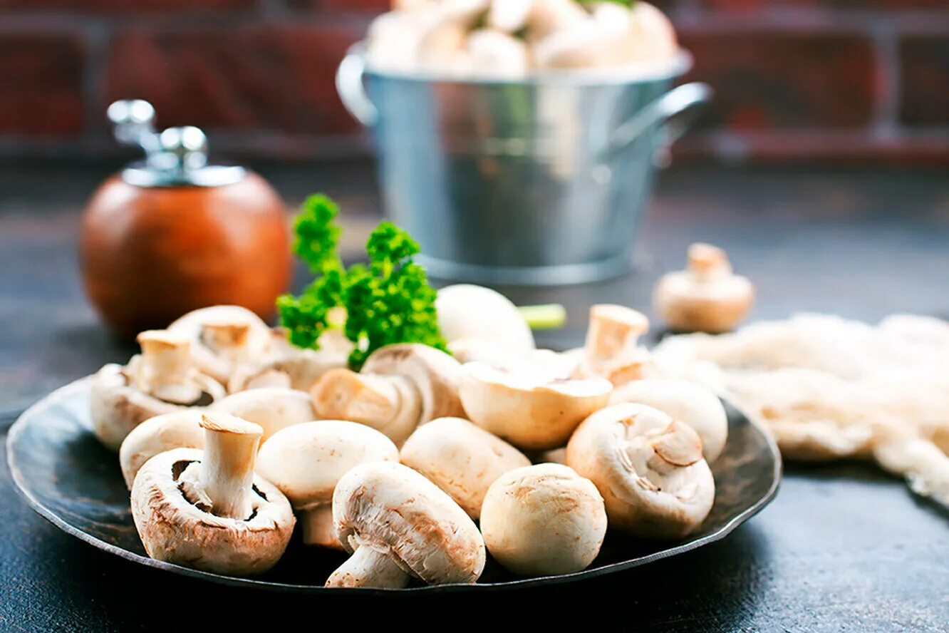 Маринованные шампиньоны в домашних условиях быстро. Маринованные шампиньоны в домашних условиях быстро и вкусно. Шампиньоны маринов. Шампиньоны соленые. Мариновка грибы шампиньоны.