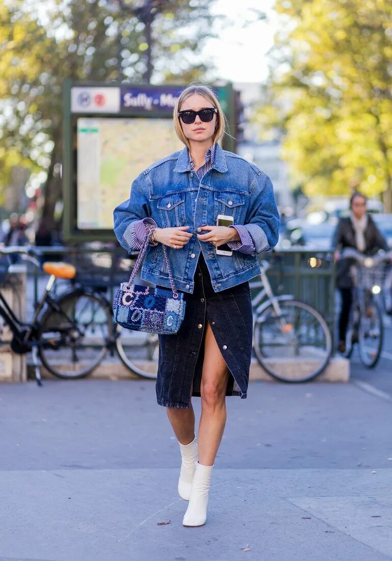 джинсовая куртка оверсайз с платьем. джинсовка левайс женская оверсайз. джинсовая куртка sela oversize. с чем носить джинсовую оверсайз. образы с джинсовой курткой.