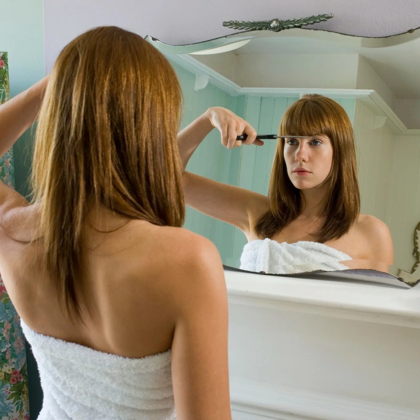 Подравнять волосы. Прическа девочка у зеркала. Девушка обрезает волосы перед зеркалом. Обои которые скрывают чёлку. Подруга подстригла подругу