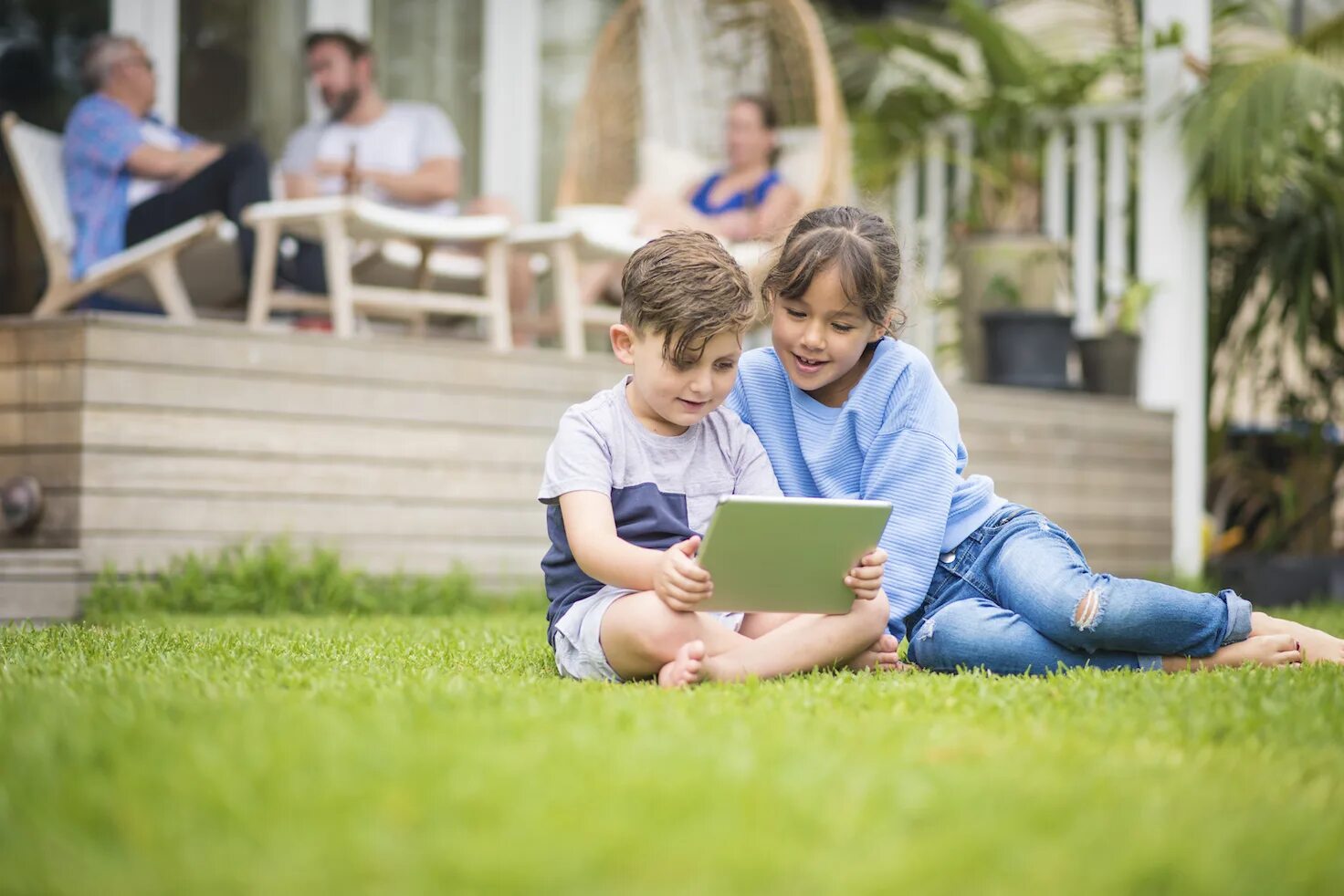 Ребенок и чтение летом фото. Современные дворы дети сидят в телефонах. Parents and children on the grass. Two children are Running on the grass. Feel more year