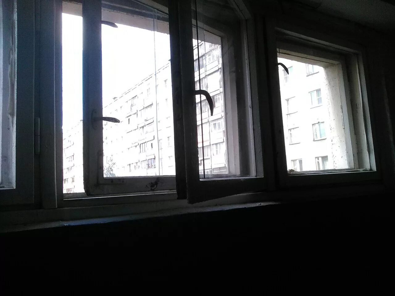 разбитое окно. многоэтажка из окна. разбитое окно в школе. разбитые окна. старые деревянные окна в подъезде.