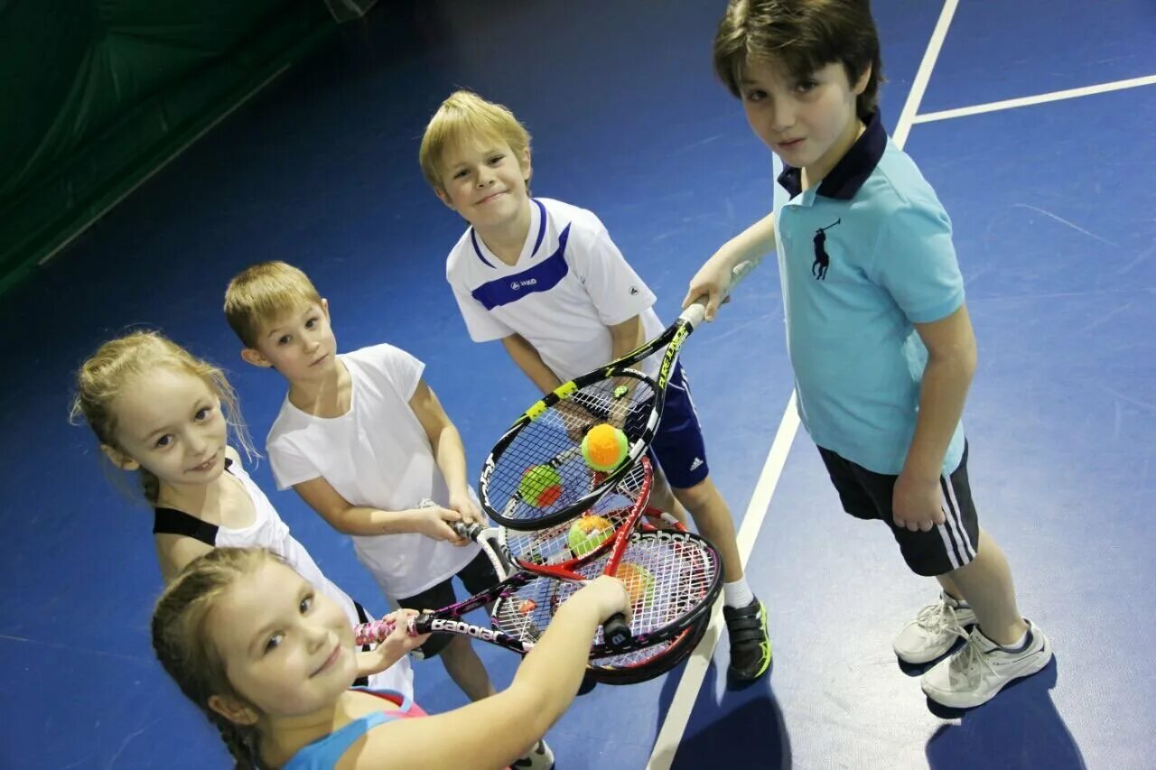 Спортивные дети. Детская спортивная школа. Детские спортивные секции. Занятием тенниса для детей.