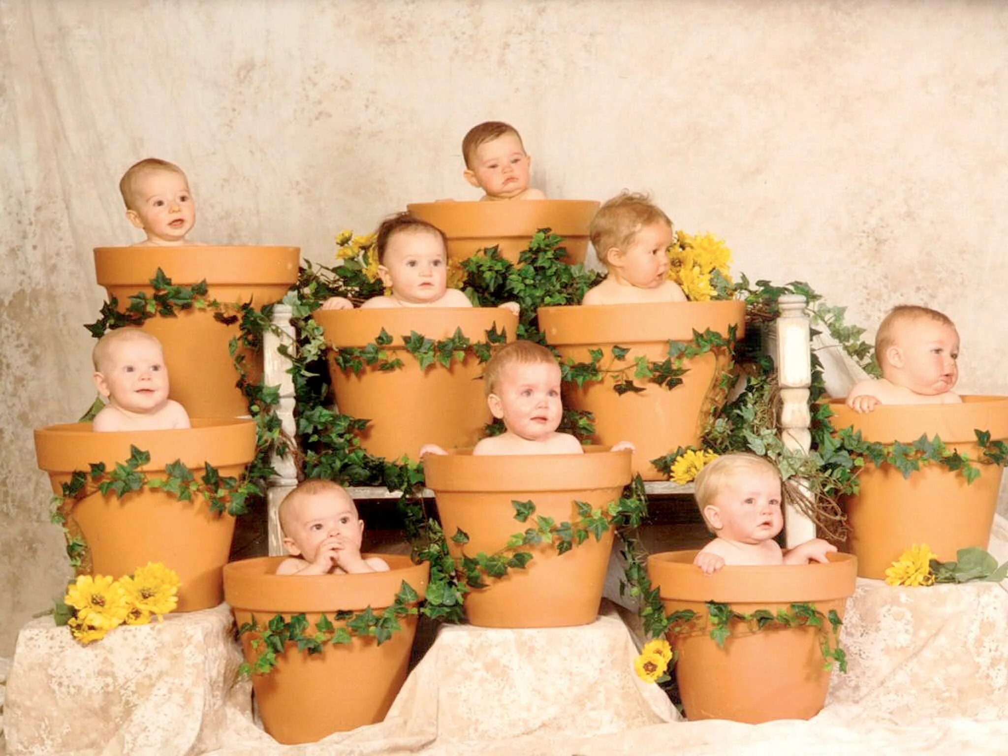 Люди разного роста. Ребенок растет и развивается. Ребенок меряет рост. Дети в младенчестве. Расти малыш.