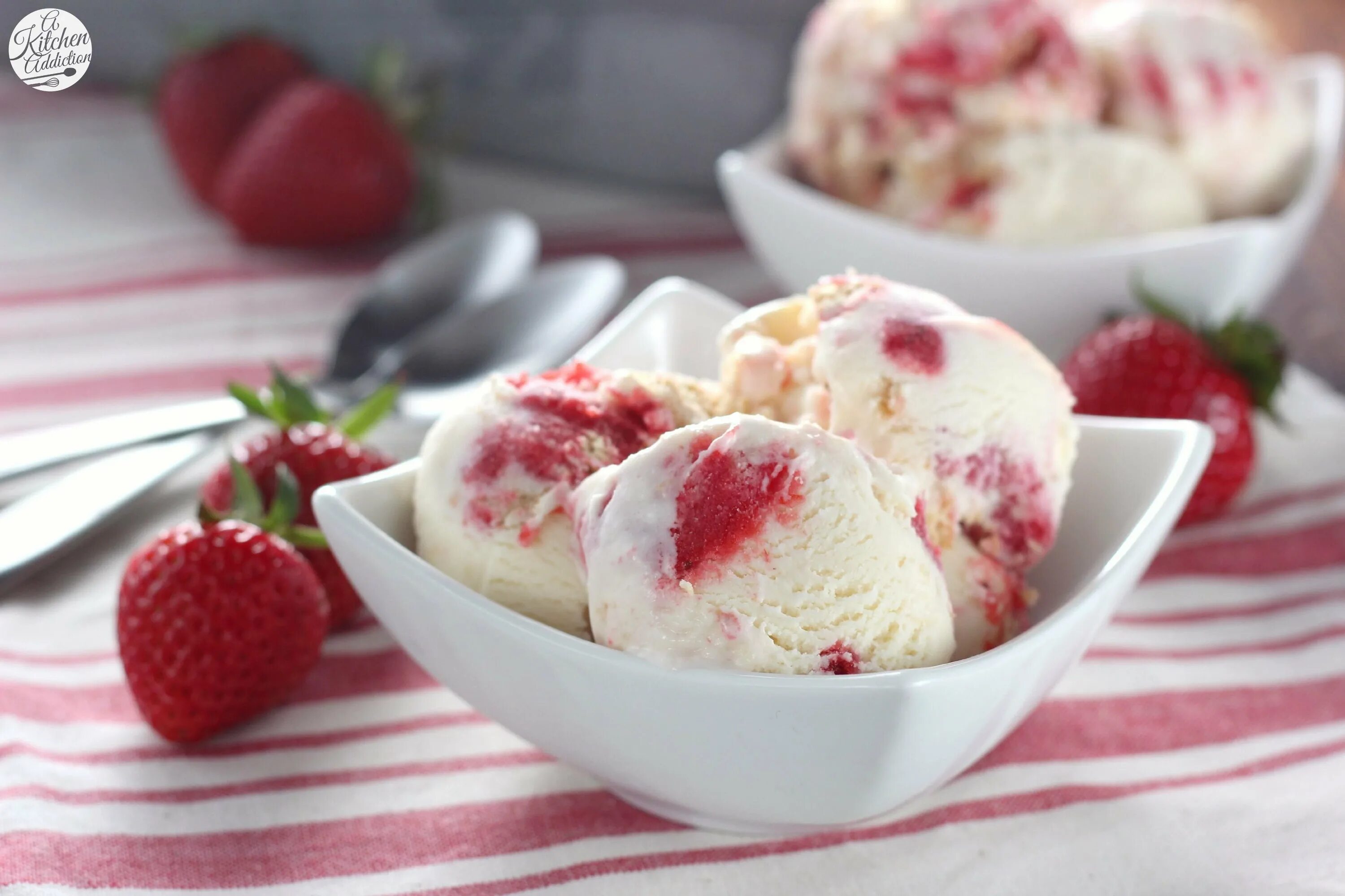 Стравберри айс Крим. Strawberry Vanilla Ice Cream. Десерт мороженое. Мороженое с клубничным сиропом. Клубнично сливочное мороженое