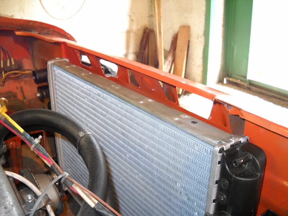 Крепление радиатора охлаждения ваз 2108. Верхнее крепление радиатора ваз 2114. Крепление радиатора ваз 2111. Верхнее крепление радиатора ваз 2108. Крепление радиатора ваз 2108.