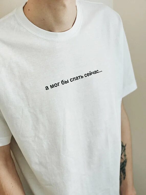 Heron preston стиль белая. Одежда с надписью на шее. Лонгслив heron preston. Футболка с надписью бруклин. Футболка с надписью на шее мужские.