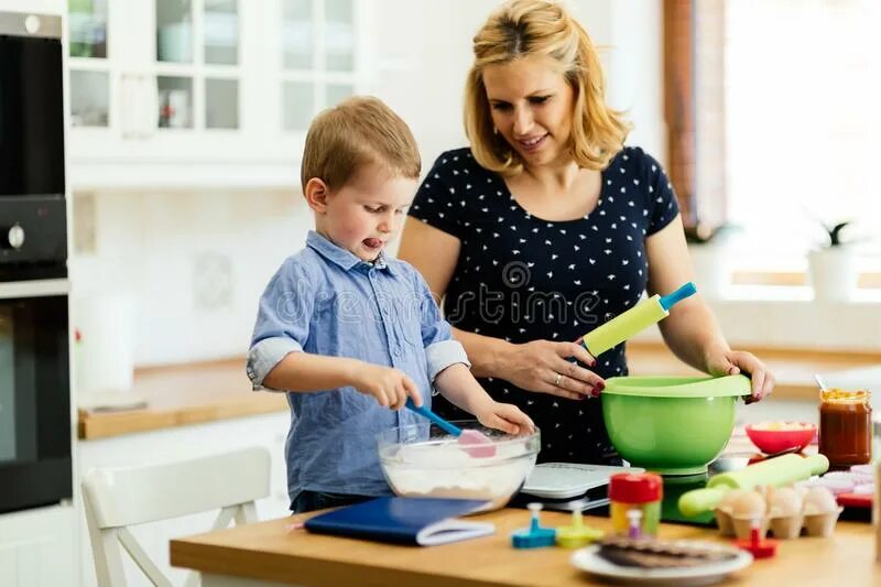 Дети моют посуду для дошкольников. Помогаю маме бывшей девушки. Кухня для детей. Помогать маме по дому. Дети помогают родителям.