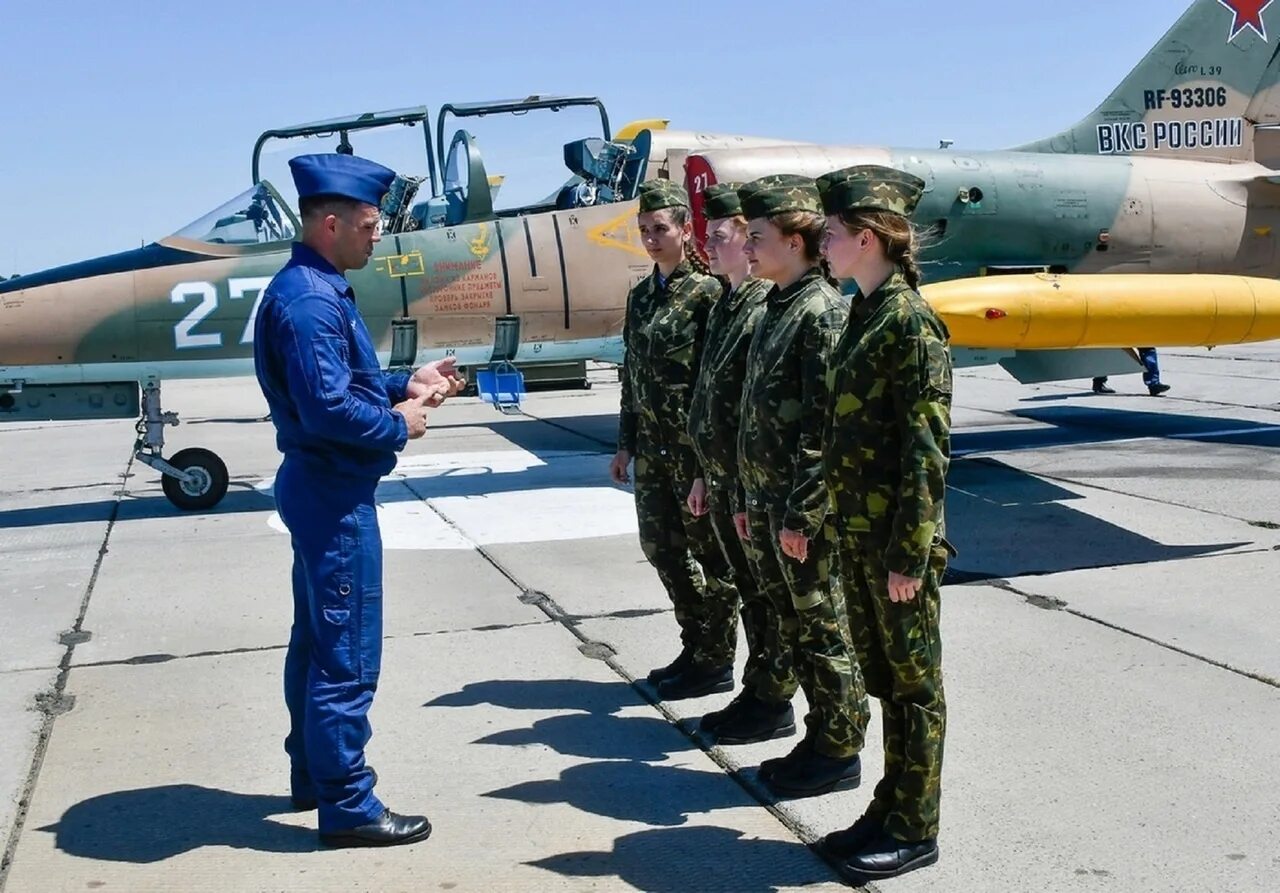 Л-39 КВВАУЛ. Краснодарское летное училище военной авиации. Л-39 В Краснодарском училище летчиков. Курсанты Краснодарского летного училища.