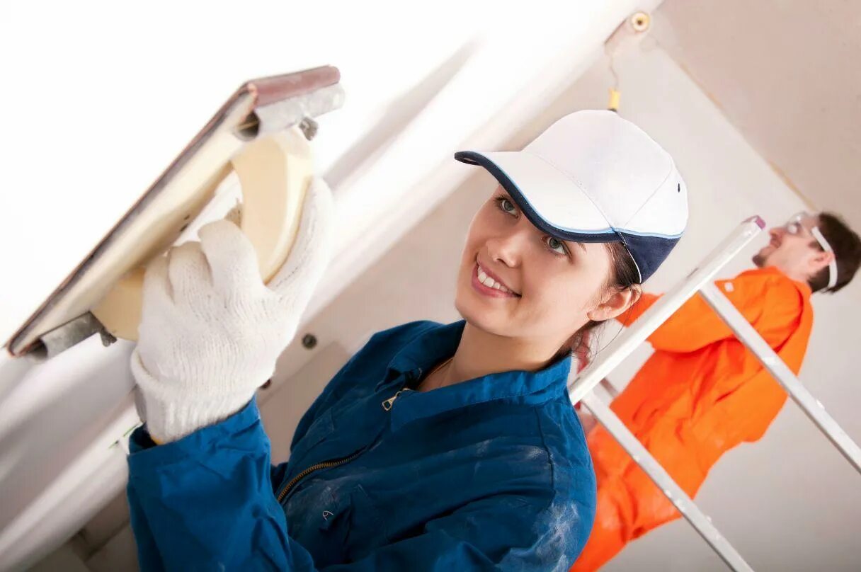 Штукатурка маляр. Маляр авито. Авито кто ищет работу отделочника частные объявления. Фотосессия маляр. Женщина штукатур.