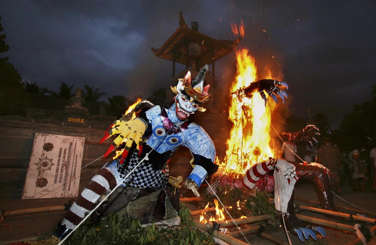 Парад ого ого. День тишины (Nyepi Day) - Бали. Бали Nyepi. ОГО ОГО Ньепи на Бали. Ньепи Индонезия.