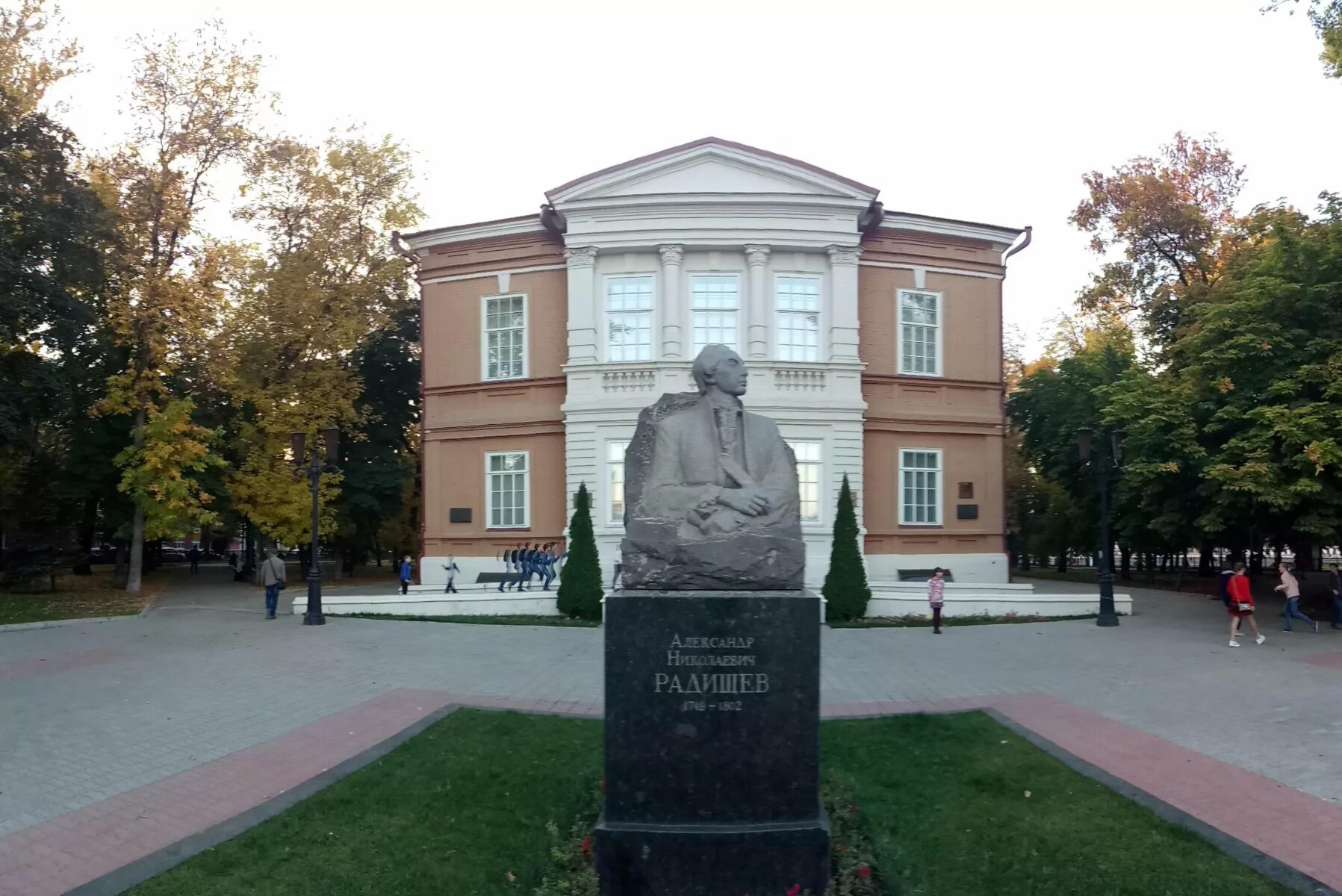 Радищев похоронен. Радищев памятник Саратов. Памятник а н Радищева Саратов. Бюст Радищева Саратов.