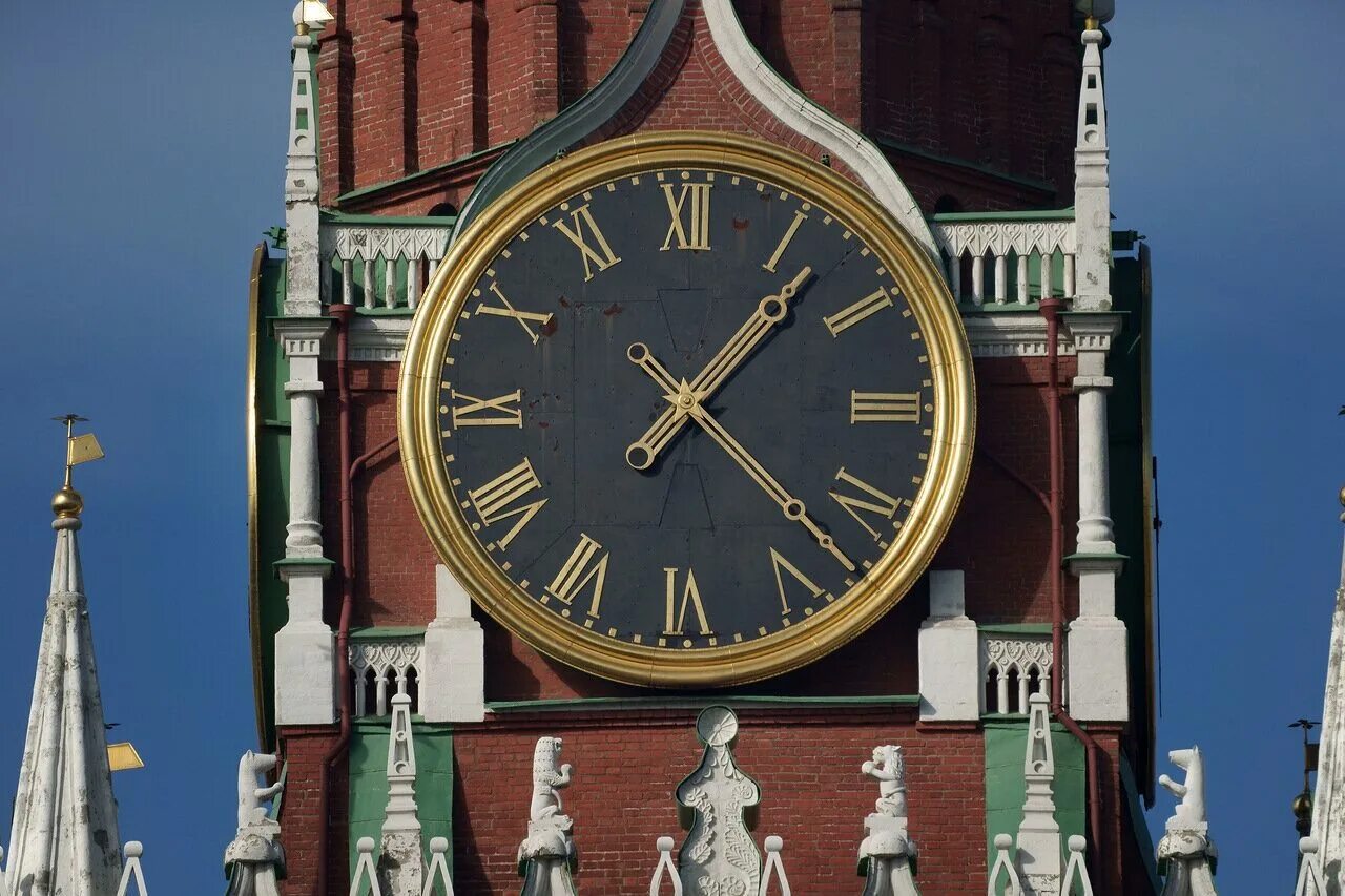 Часы спасская башня московского кремля. Часы спасской башни московского кремля. Спасская башня кремля куранты. Куранты на спасской башне московского кремля. Часы-куранты на спасской башне московского кремля.