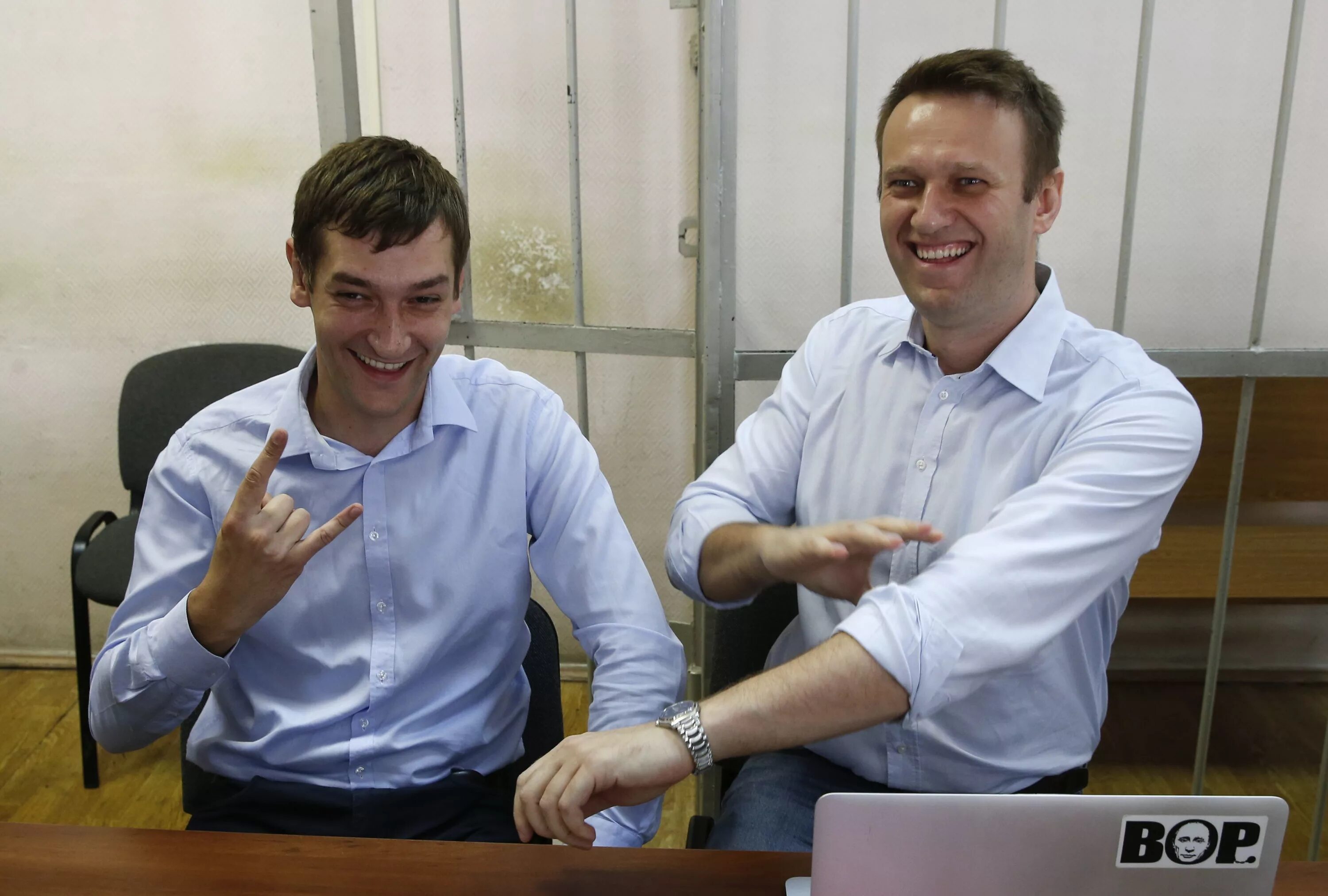 Что за дело ив роше. Ив Роше Навальный. Дело Ив Роше Навальный. Ив Роше суд Навальный. Брат Навального.