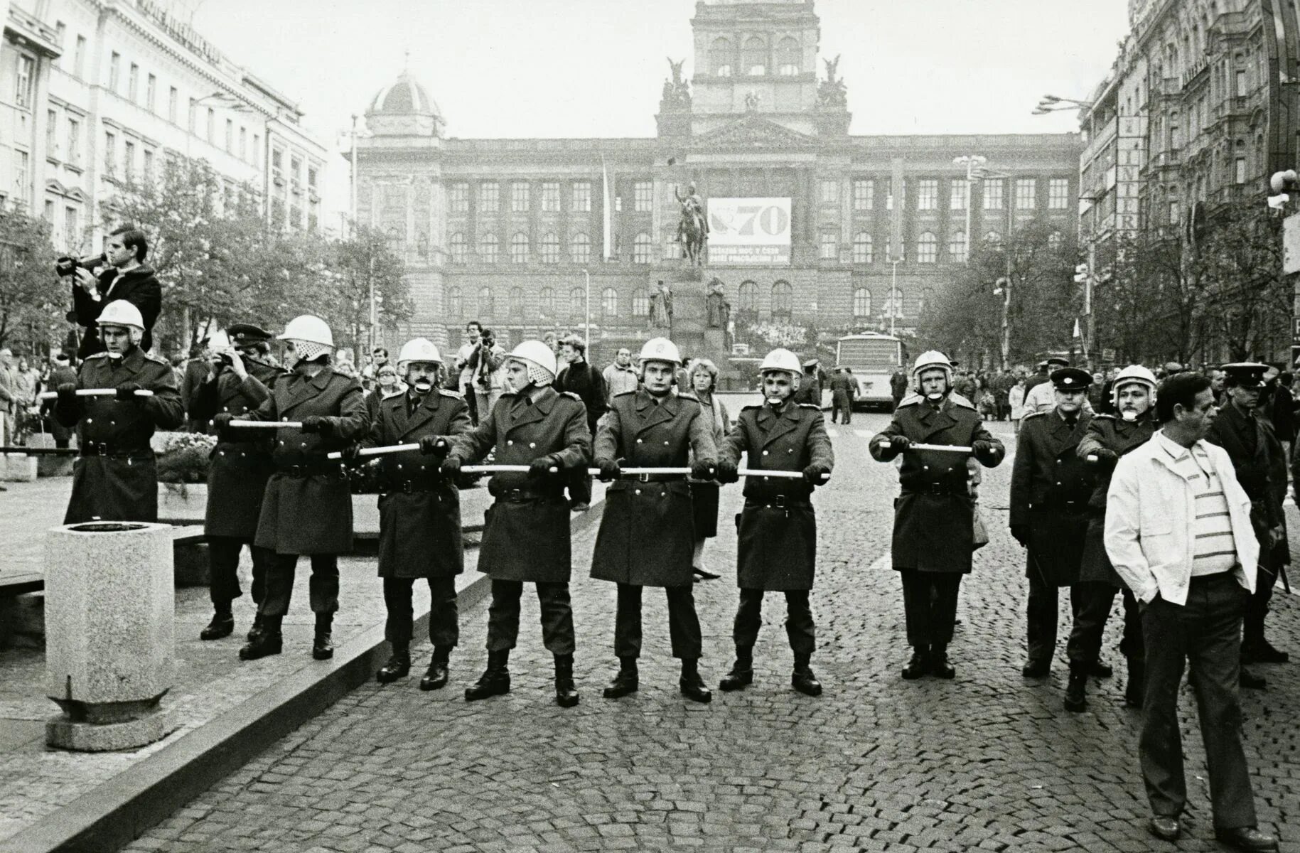 Чехословакия политика. Чехословакия 1989. революция в чехословакии 1989. бархатная революция 1989 г в чехословакии. прага 1989г. бархатная революция.
