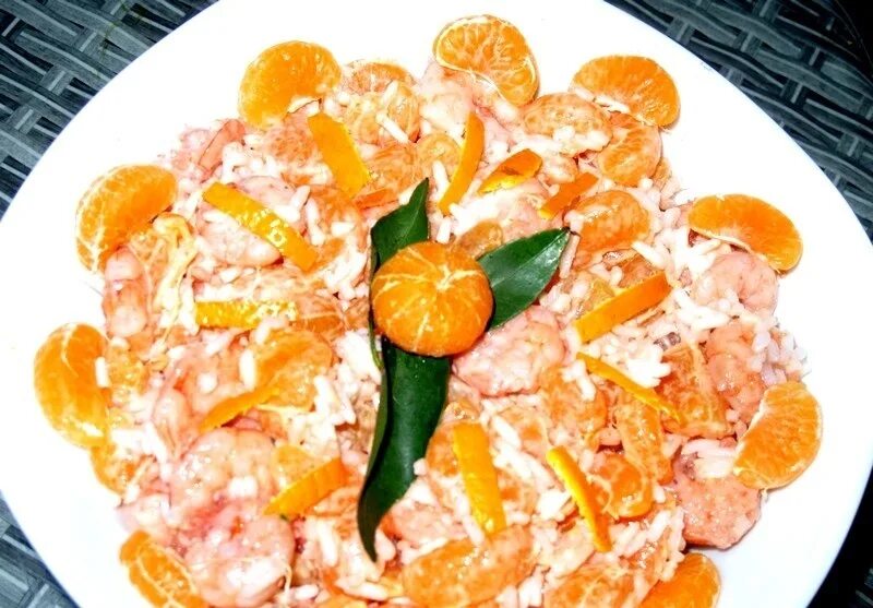 Салат с мандаринами на новый год. Салат с мандаринами. салат с креветками и мандаринами. салат с мандаринами и курицей. креветки с мандаринами.