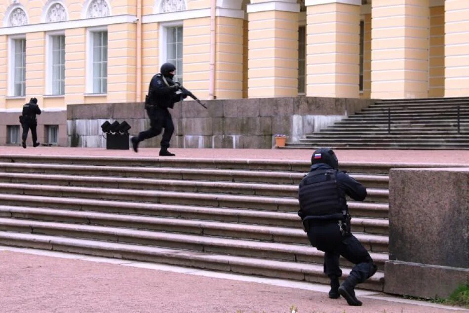 Парень который обезвредил террориста в крокус сити. Здание Росгвардии. Спецназ и террористы. Спецназ Росгвардии.