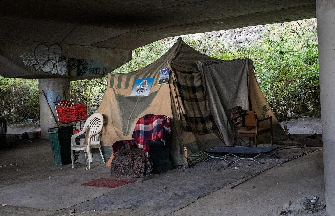 Где живут бомжи. Палаточный лагерь бездомных в США. Палатка Старая. Палатки бомжей в США. Палаточные лагеря в США.