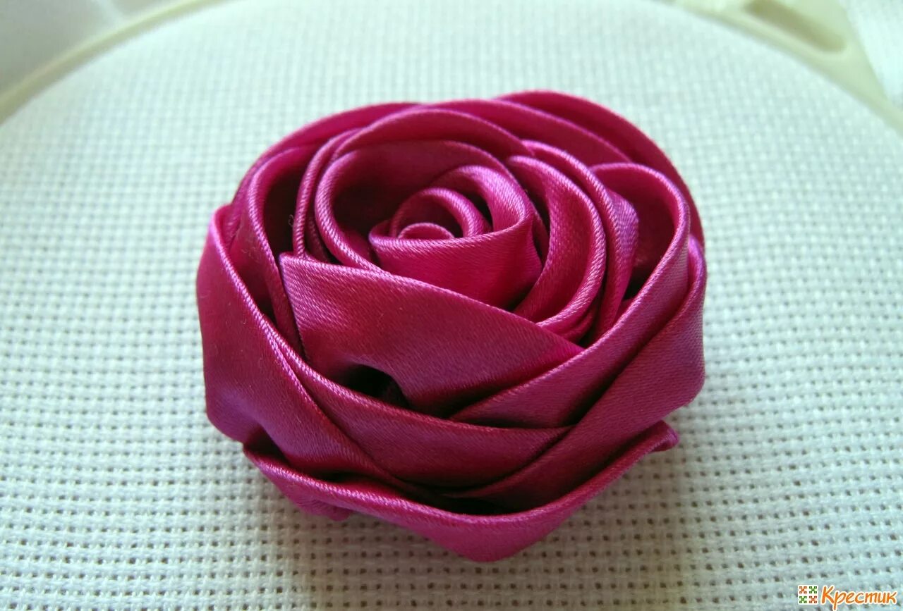 сделай ленту розовым. сделай ленту розовым. 5 см атласная фиалковая. розы из атласа. цветы из тесьмы.