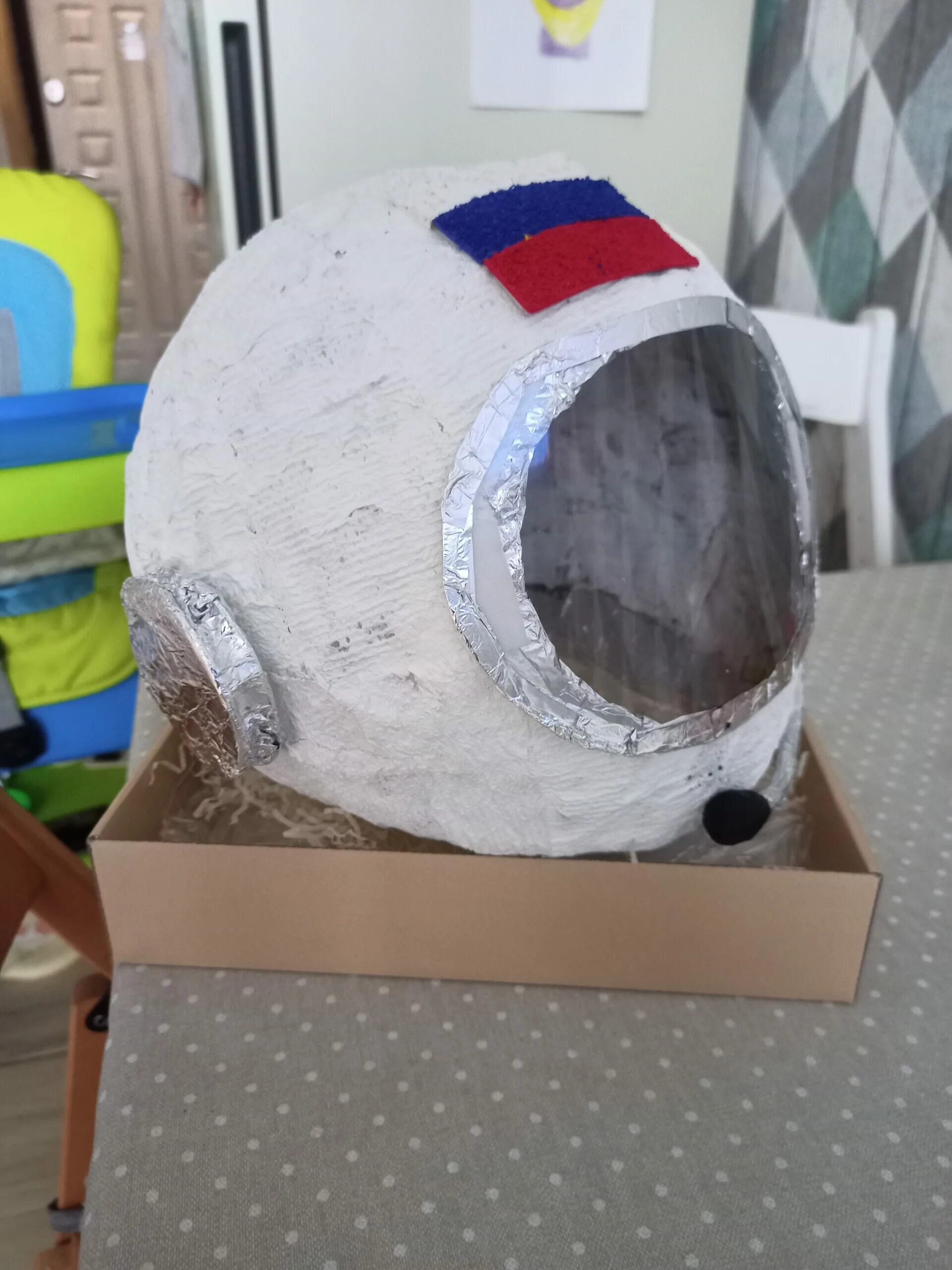 Сделать шлем космонавта своими руками для ребенка. Шлем Космонавта из термофольги. Шлем Космонавта папье маше. Папье маше шлем Гагарина. Космический шлем.