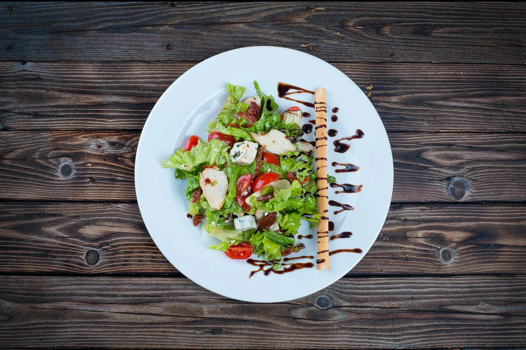 Тарелка меню. Салаты на стол. Салат вид сверху. Тарелка меню. Салат в тарелке вид сверху.