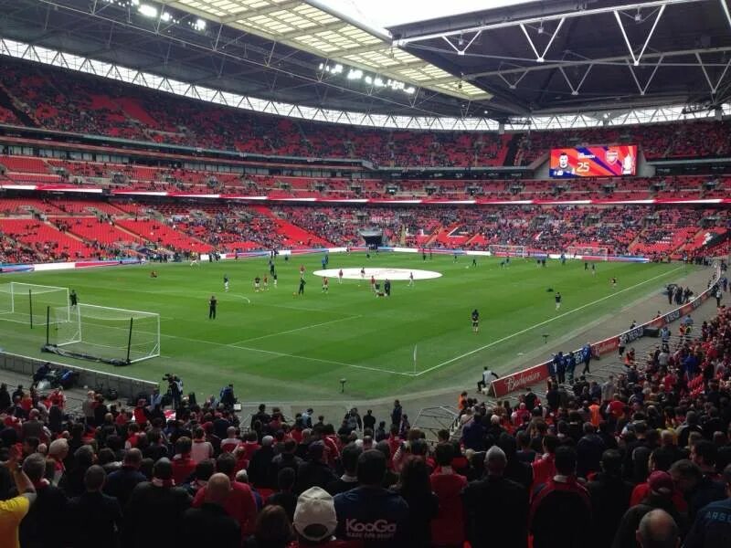 Кому принадлежат стадионы. Wembley Stadium чей стадион. Эмирейтс Стэдиум план. Уэмбли Триабуны. Крыша стадиона Уэмбли.