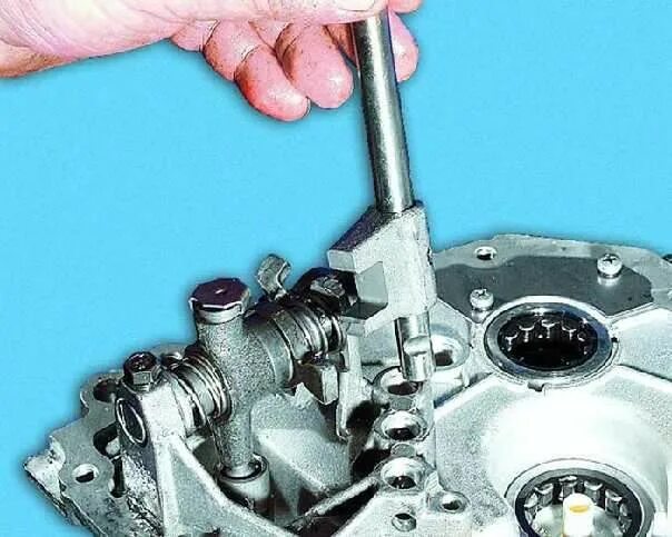 Не выключалась передача ваз. Вылетает 2 передача ваз 2114. Фиксатор задней передачи ваз 2109. Ваз 2114 задняя передача включается. Шестерня задней передачи нива шевроле.