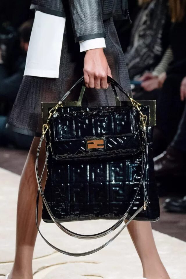 Какие сумки сейчас в тренде. Сумка fendi 2019-2025. fendi сумки осень зима 2025. сумки фенди 2025. сумки луи виттон 2025 осень зима.