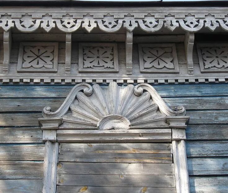 Солнце в избе. Домовая резьба солярные знаки. славянские наличники. домовая резьба солнце. знак солнца на наличниках.