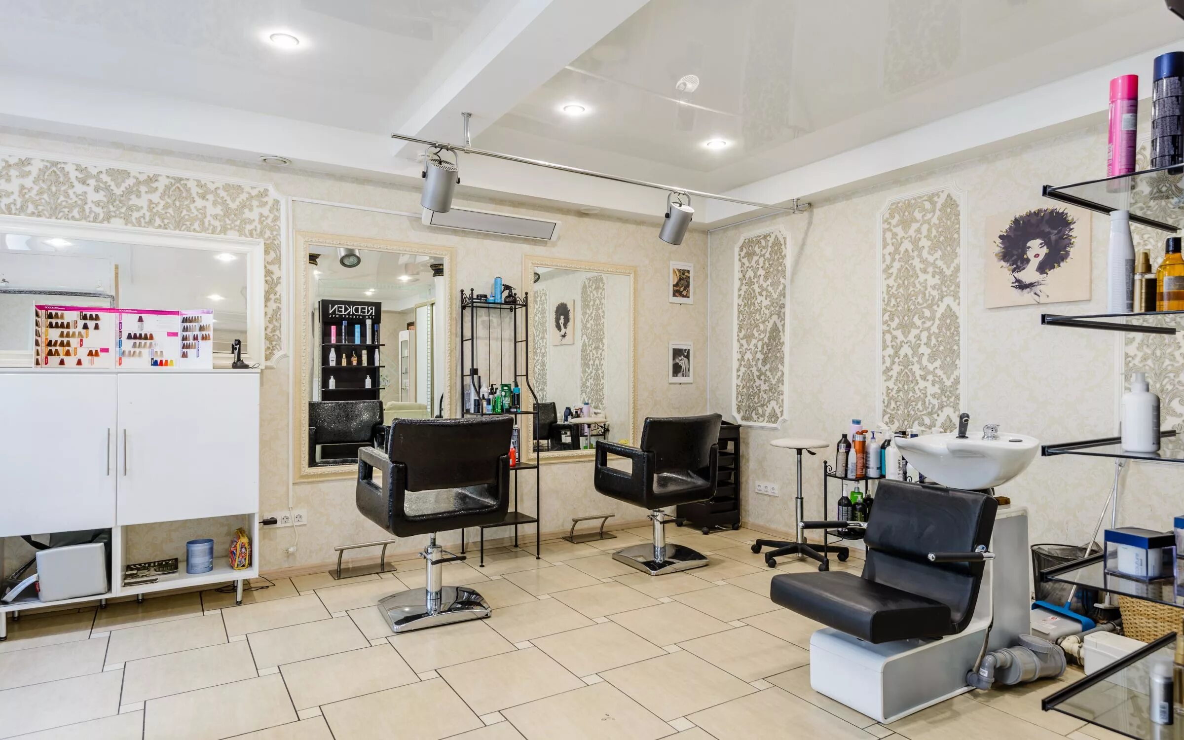 Салон красоты внутри. Парикмахерская внутри фон. Салон красоты внутри. Салон красоты изнутри. Салон красоты изнутри.