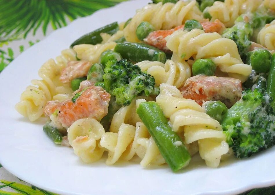 Овощи в сливочном соусе рецепт. Макароны с овощами. Паста с овощами. Спагетти с овощами. Паста на форель.