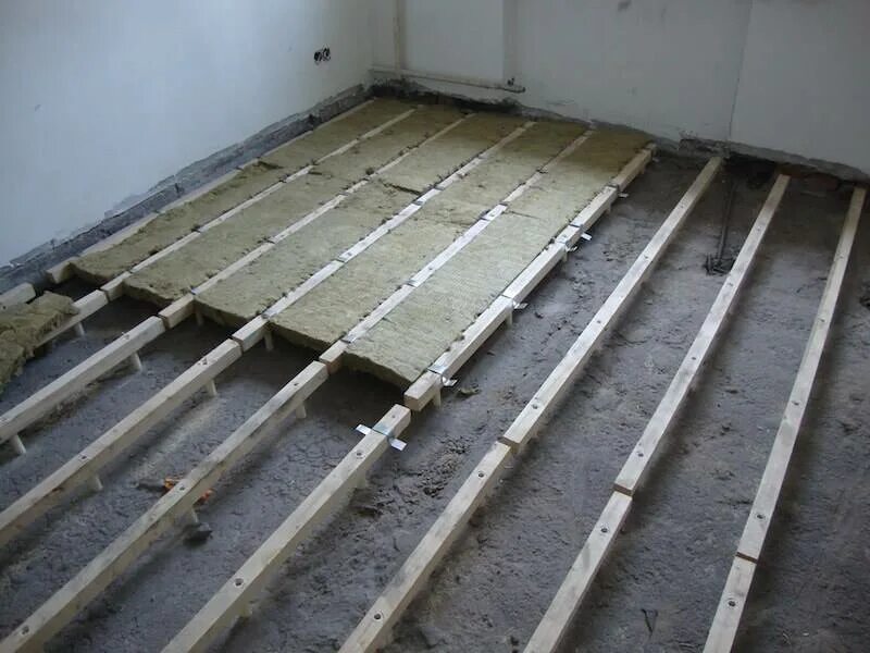 Теплоизоляция бетонного пола на лагах. Полы по бетонному перекрытию на лагах. Лаги 150х50 на бетонный пол. Теплоизоляция пола на лагах.