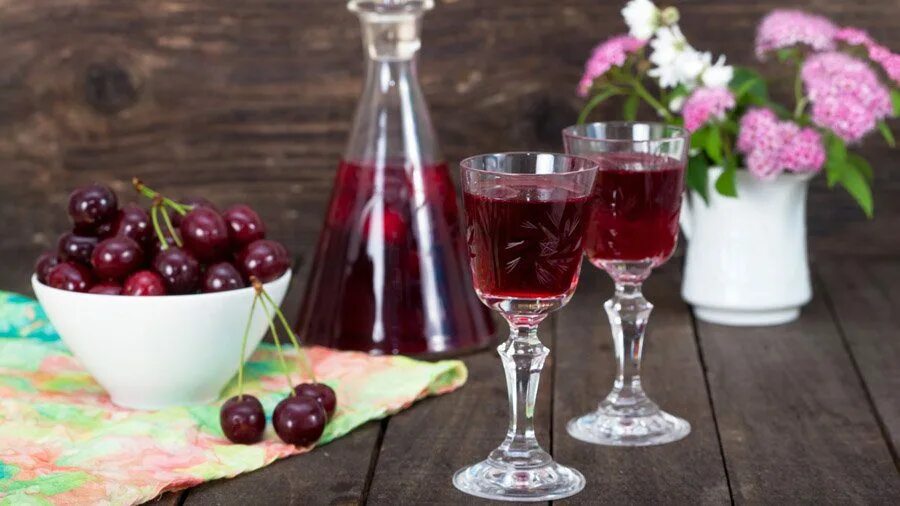 Наливка из клюквы. Домашние ягодные настойки. Наливка вишневая liqueur. Вишня в банке. Домашние ягодные настойки.