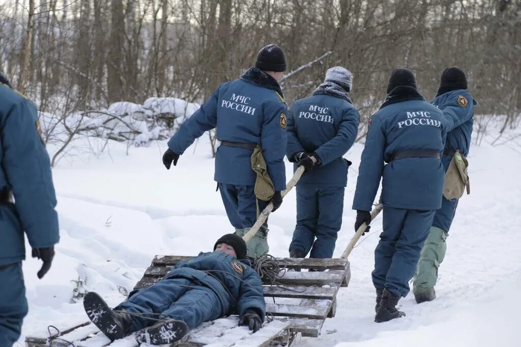 МЧС фото. МЧС России зимой. Боец МЧС. МЧС пожарный зима. Обстановка на пунктах