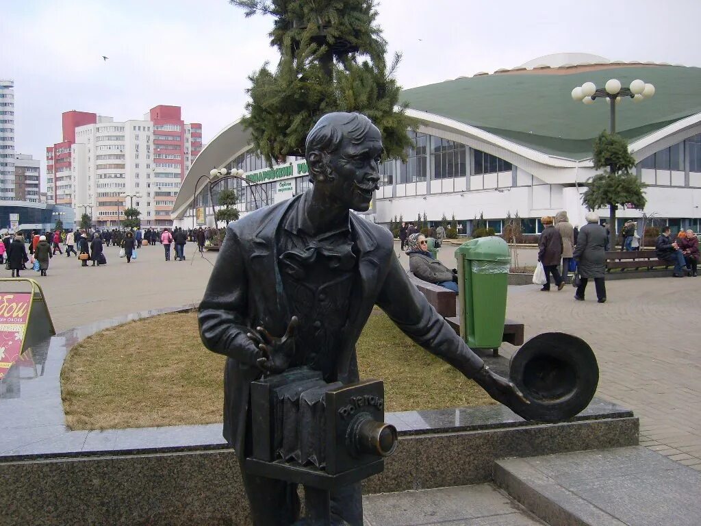 Памятники в минске недорого. Памятник на Комаровском рынке в Минске. Минский Комаровский рынок скульптура. Памятник в Минске возле Комаровского рынка. Рынок Комаровка Минск памятник фотограф.