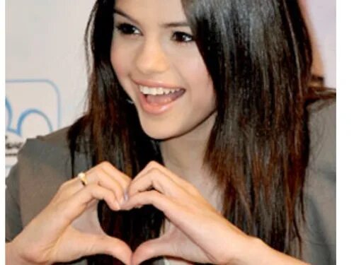 Тини стоессель. Человек за компьютером. Девушка за ноутбуком. Актриса garance thenault. Волшебники из вэйверли плэйс джастин.