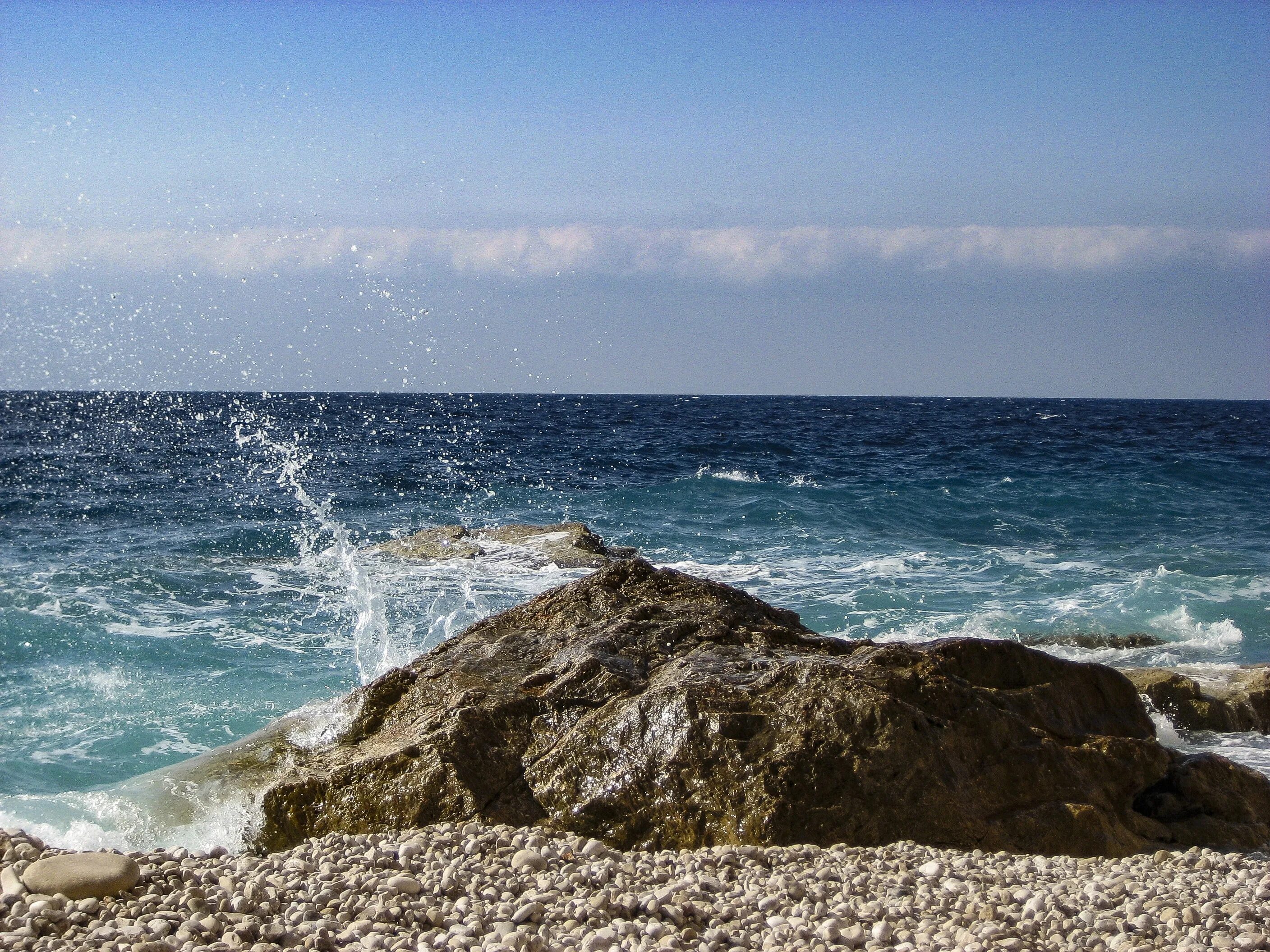 Вода на греческом. Средиземное море Прибой. Берега моря морей в Греции. Греция волны. Греция волны море.