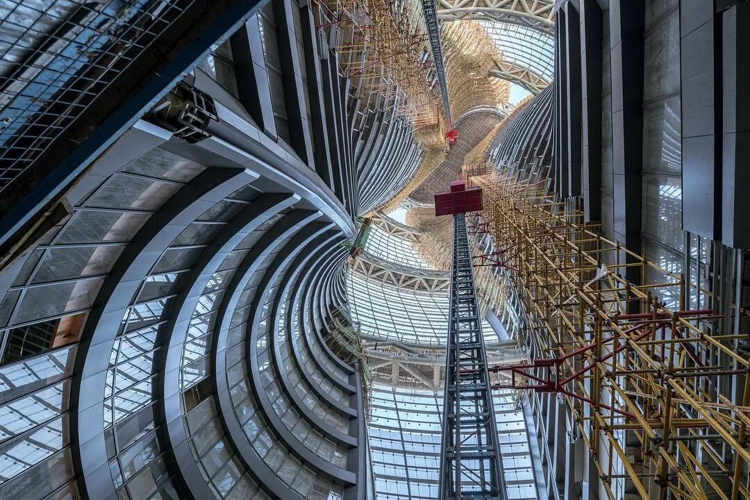 Уникальное строительство. Заха Хадид Атриум. Leeza Soho Атриум. Башня Leeza Soho архитектора Захи Хадид в Пекине. Пекинская башня Захи Хадид (самый большой Атриум в мире).