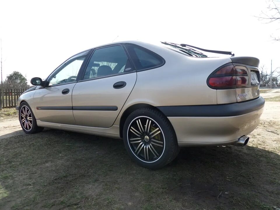 Диски рено лагуна. Лагуна 1 на дисках. Renault laguna 1. Диск рено лагуна 1. Диски рено лагуна 1.