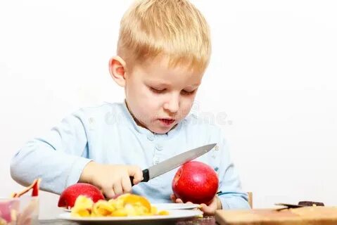 Детям играть с ножом