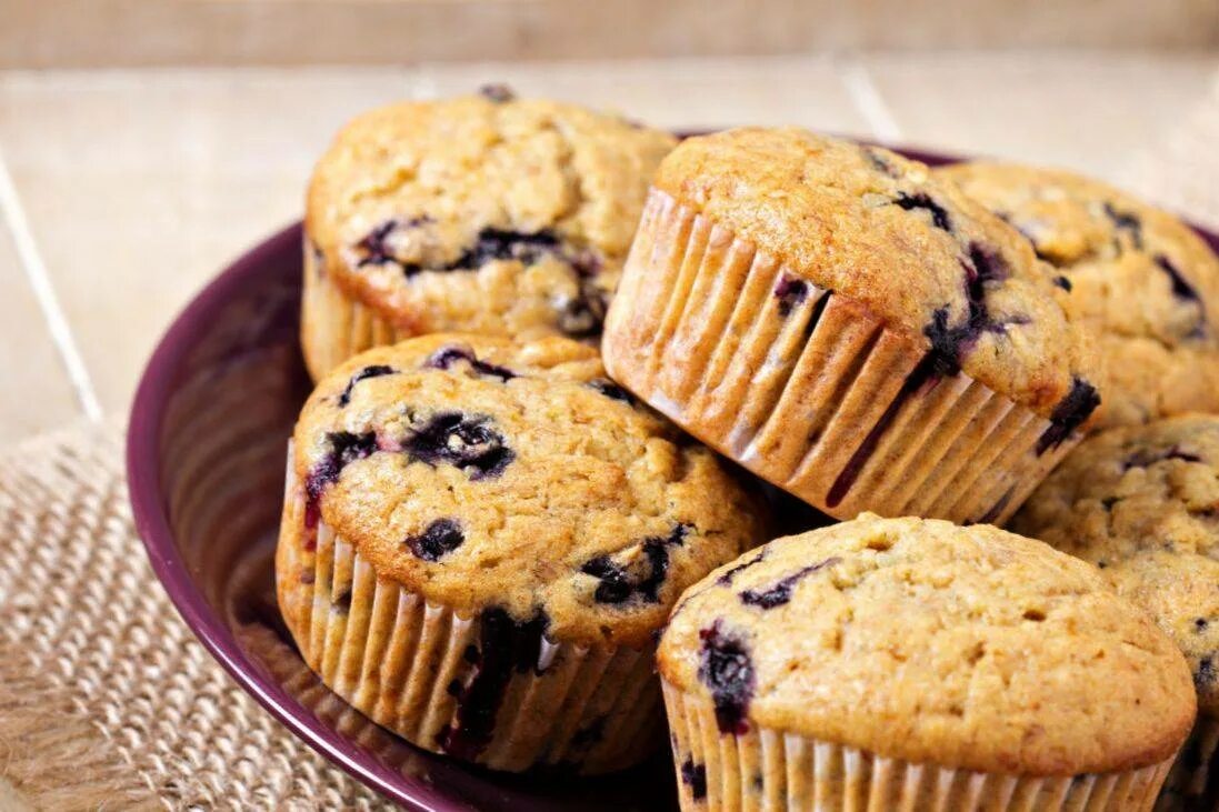 Банановый кекс. Кекс столичный. Кекс майский. Маффины с изюмом. Кексы с изюмом в силиконовых формочках рецепты.