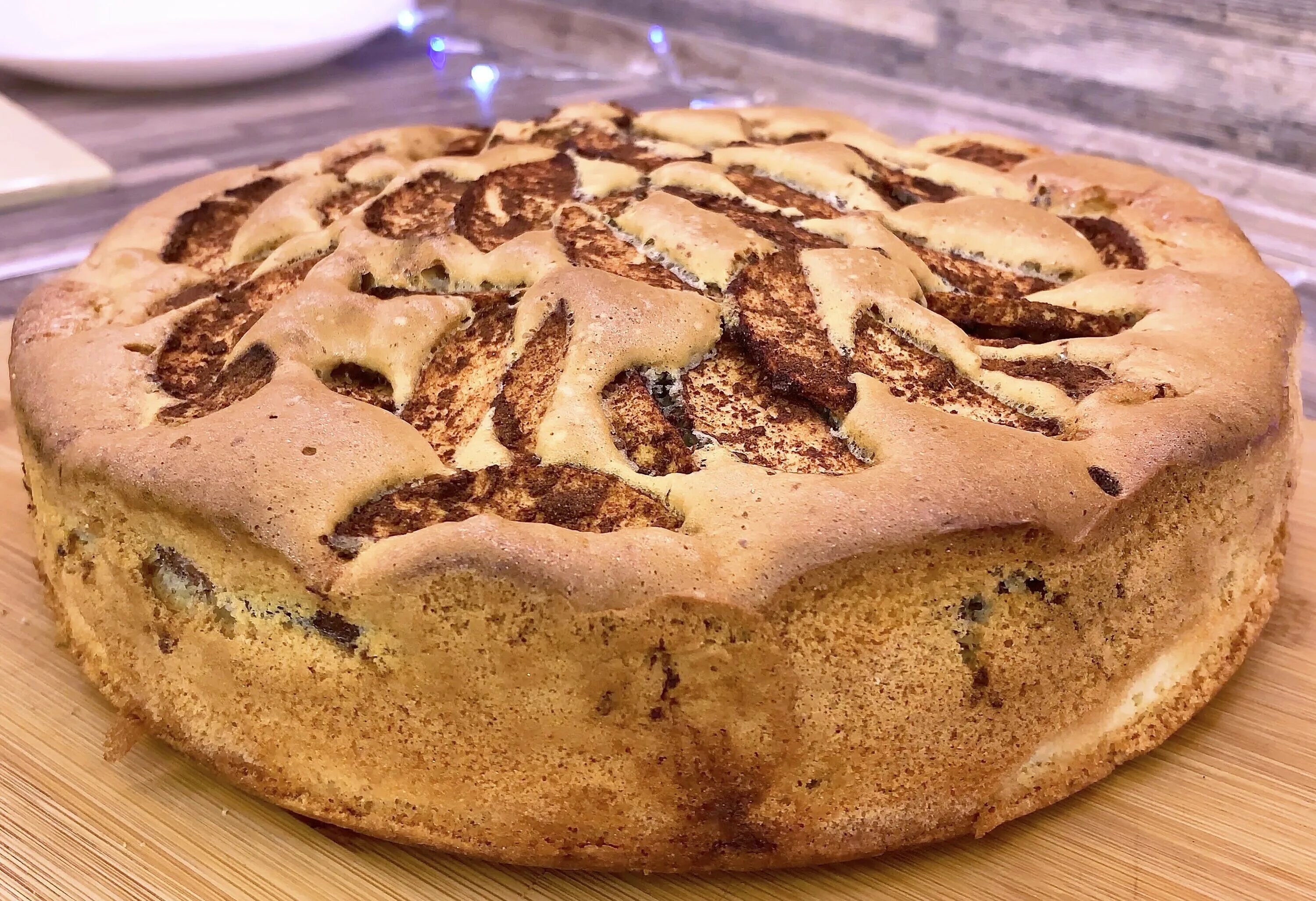 Шарлотка с яблоками и корицей. Шарлотка фото. Шарлотка с яблоками и корицей. Вкусный пышный пирог в духовке. Шарлотка бисквитная.