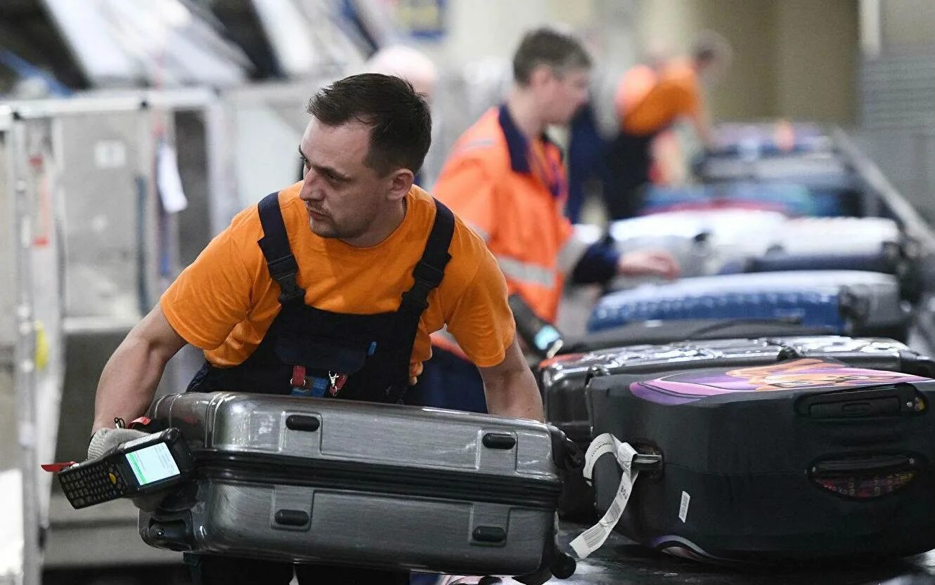 Уборка салона самолета. Сотрудники аэропорта внукова. Пассажиры в аэропорту шереметьево. Шереметьево терминал в стойка регистрации. Шереметьево вакансии.