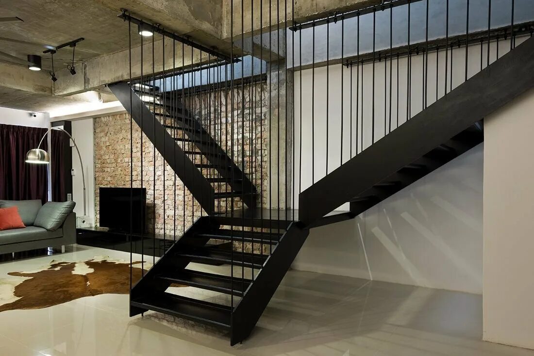 лестница в загородном доме. лестница в доме. цвет лестницы в частном доме. современные лестницы. цвет лестницы в частном доме.