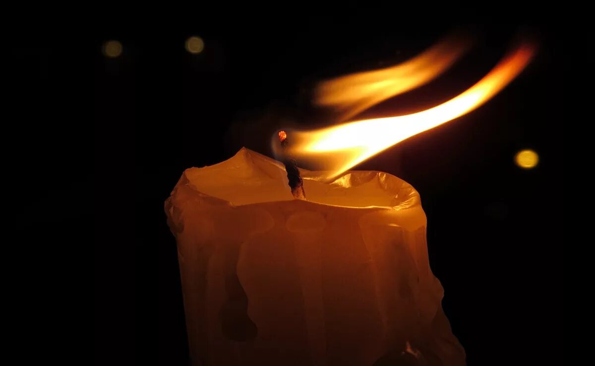 Свеча на ветру песня. Горящая свеча. Горящие свечи. Огонь свечи. Погасшая свеча.