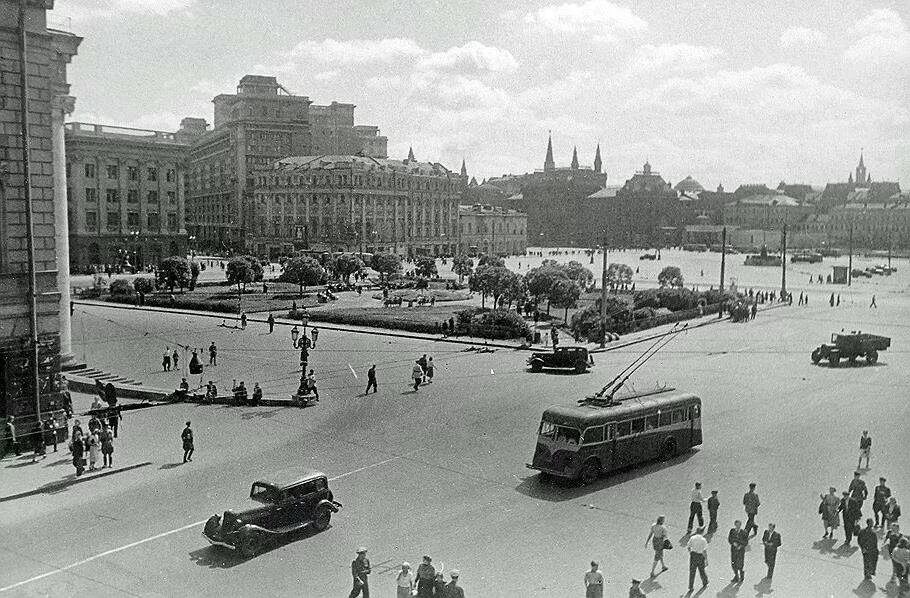 Московский троллейбус 1933. 15 Ноября 1933 г в Москве началось регулярное движение троллейбусов. Театральная площадь (ныне площадь Свердлова. Площадь Тверская застава 1938. Летом 1940 года ленинградский