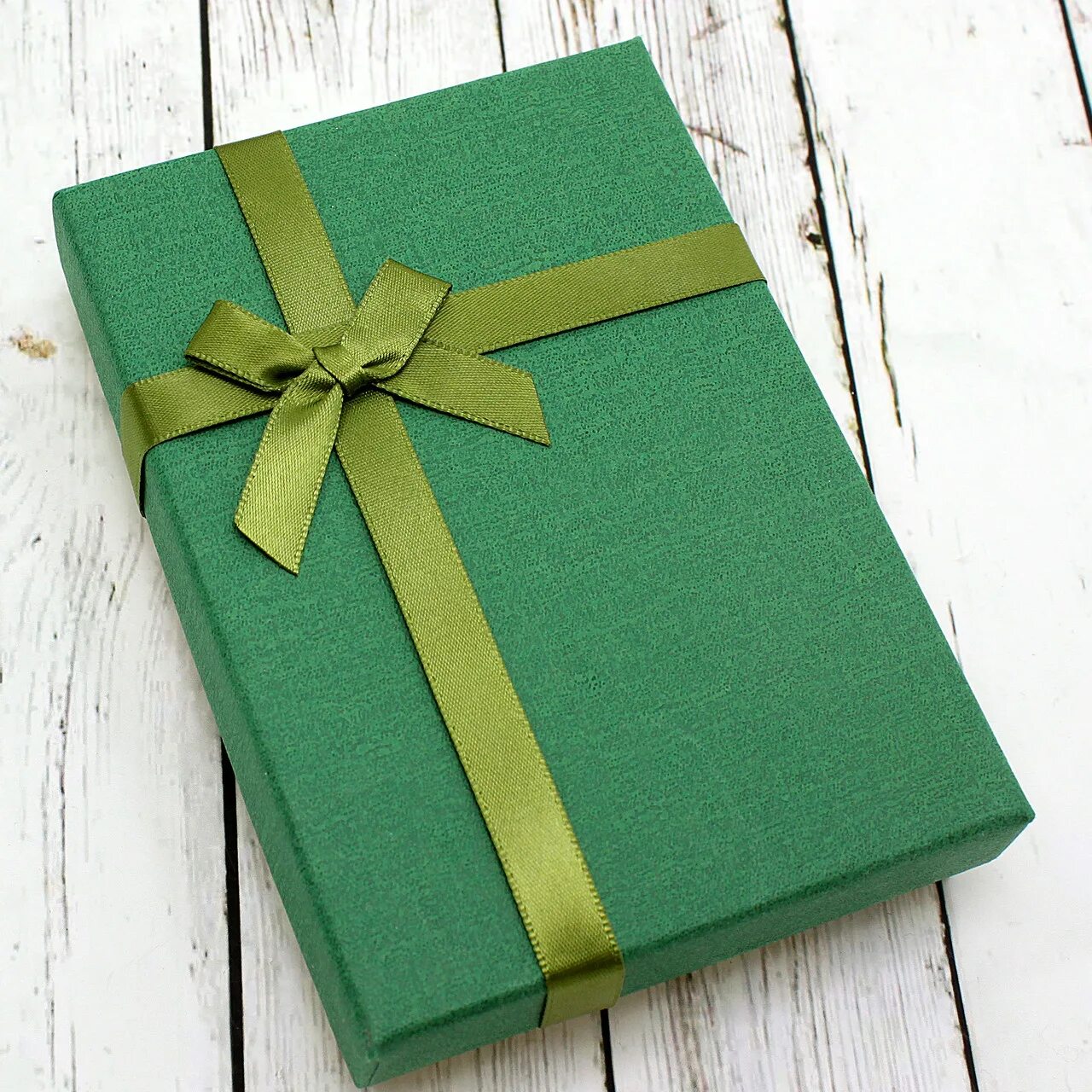 Коробка зеленого цвета. Подарочные коробки. Зеленая подарочная коробка. Коробочка подарочная зеленая. Подарок зеленого цвета.
