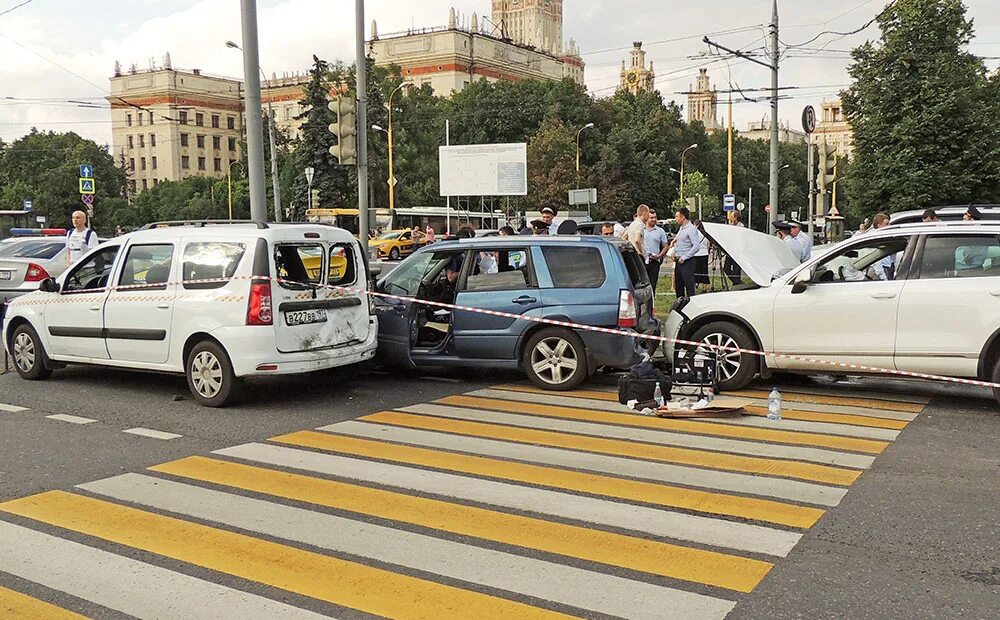 Нападение в москве сегодня. Ломоносовский проспект авария. Ломоносовский район Москва происшествие. Авария на Ломоносовском проспекте сегодня. ДТП на Ломоносовском проспекте последние новости.