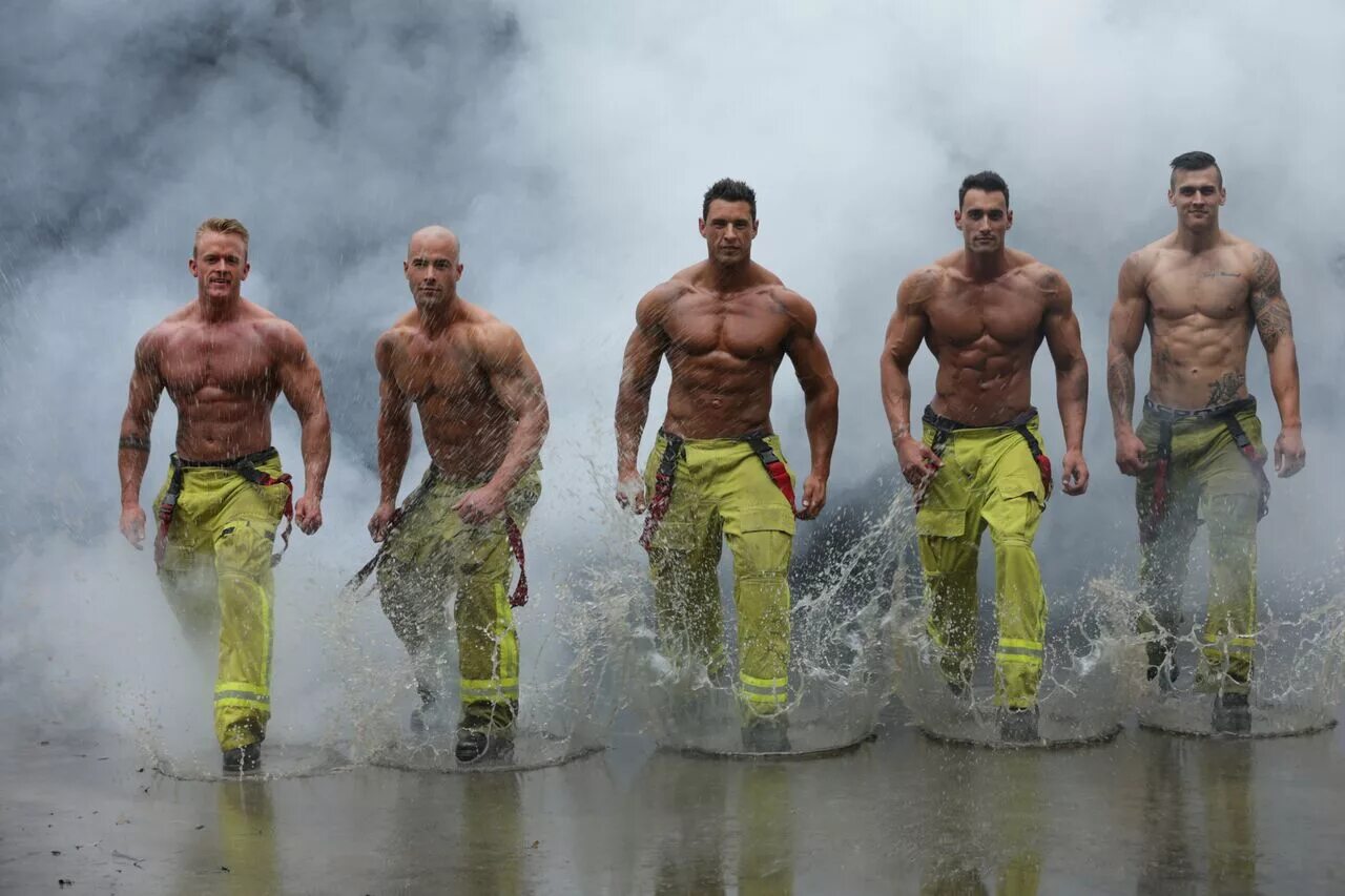 Мужчина несколько раз подряд. Австралийские пожарники. Австралийские пожарные мужчины. Календарь с пожарными. Австралийские пожарные календарь.