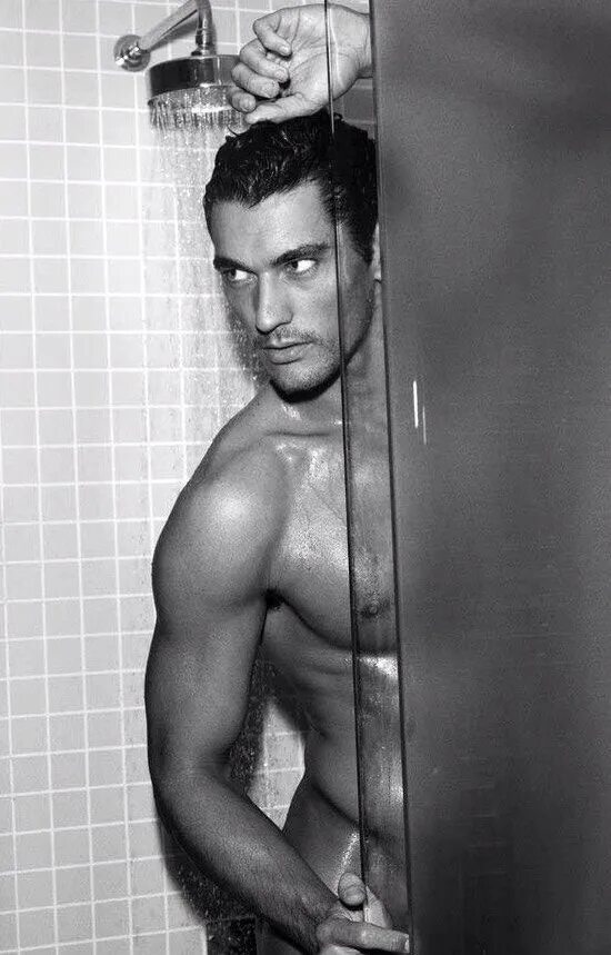 мужчина в душе. адам коуи торс. мужчина в душе. мужчины в душевой. джексон уиттмор торс.