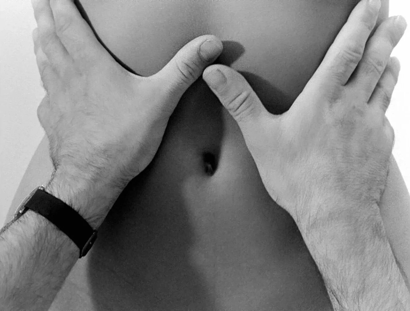 Мужская рука на женской талии. Мужские руки на талии женщины. Трогаю талию. Прижал к стене. Парень с прессом и девушкой.